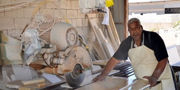 المعلم "ابو صخر" لاجئ فلسطيني .... بيفصل للبرغوت رخام !!